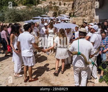 Israël, Jérusalem, quartier juif, UN bar de la procession mitzvah se déplace vers l'entrée du quartier juif de la vieille ville. Des musiciens avec des huards à corne kudu jouent le saxophone qui fait danser les participants. Banque D'Images