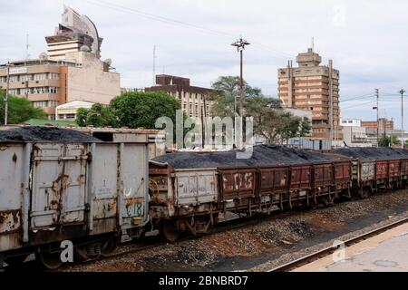 ZAMBIE, capitale Lusaka, centre-ville, gare avec wagon de fret chargé de charbon dur, behin bâtiment dans le chemin du Caire Banque D'Images