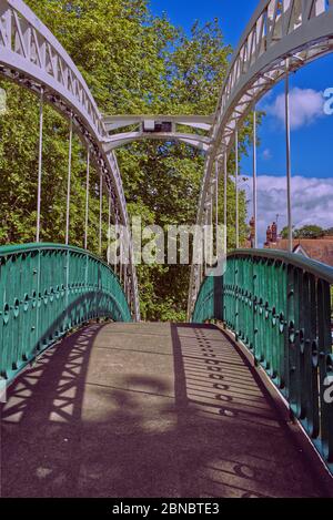 Ombres sur le pont suspendu, Bedford, Bedfordshire, Royaume-Uni, par une journée ensoleillée au printemps Banque D'Images