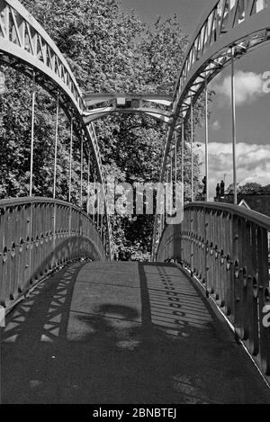 Ombres sur le pont suspendu, Bedford, Bedfordshire, Royaume-Uni, un jour ensoleillé au printemps (photo en noir et blanc) Banque D'Images