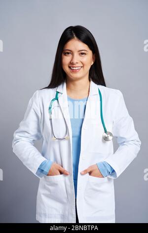 Image verticale du médecin asiatique féminin Banque D'Images