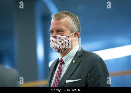 États-Unis le sénateur Dan Sullivan (républicain de l'Alaska) attend le Senate Subway au Capitole des États-Unis à Washington D.C., aux États-Unis, le mercredi 13 mai 2020. Crédit: Stefani Reynolds / CNP / MediaPunch Banque D'Images