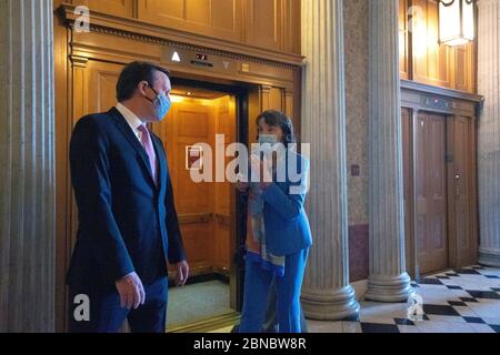 Le sénateur américain Dianne Feinstein (démocrate de Californie) se rend au Sénat au Capitole des États-Unis à Washington, DC, États-Unis, le mercredi 13 mai 2020. Crédit : Stefani Reynolds/CNP/MediaPunch Banque D'Images