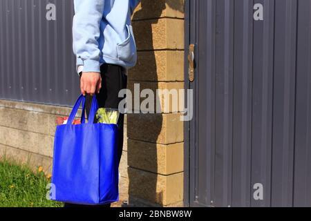 Jeune homme avec un sac de produits dans ses mains. Banque D'Images