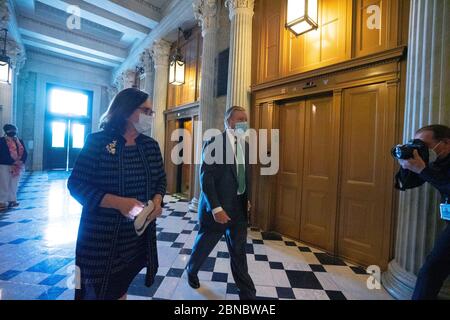 Le sénateur américain Deb Fischer (républicain du Nebraska) et le sénateur américain Lindsey Graham (républicaine de Caroline du Sud) marchent jusqu'à l'étage du Sénat au Capitole des États-Unis à Washington, DC, États-Unis, le mercredi 13 mai 2020. Crédit : Stefani Reynolds/CNP/MediaPunch Banque D'Images