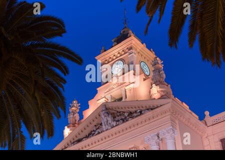 Vue sur le Palais de la Mairie/Ayuntamiento illuminé au crépuscule, Malaga, Costa Del sol, Andalousie, Espagne, Europe Banque D'Images