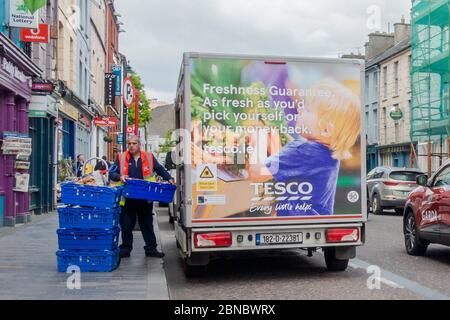 Clonakilty, West Cork, Irlande. 14 mai 2020. Un chauffeur de livraison à domicile Tesco livre les achats d'un client à Clonakilty. Crédit : AG News/Alay Live News Banque D'Images