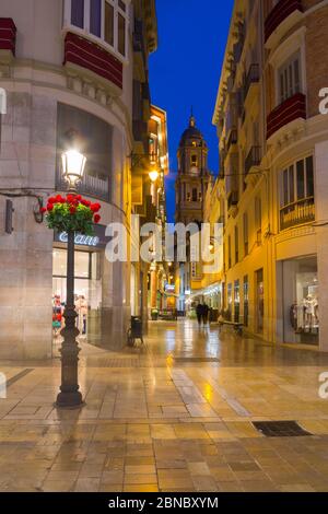 Vue sur la cathédrale de Malaga depuis la Calle marques de Larios au crépuscule, Malaga, Costa Del sol, Andalousie, Espagne, Europe Banque D'Images