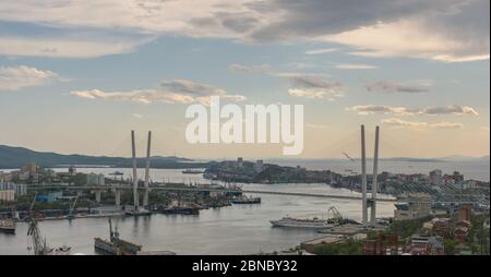 La ville de Vladivostok, le coucher du soleil. Banque D'Images