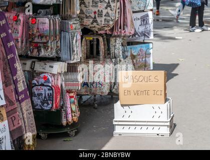 La boutique touristique vend des masques à Paris Banque D'Images