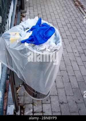 Cremona, Lombardie, Italie - 13 mai 2020 - poubelle et déchets à proximité des chariots à l'extérieur du supermarché, pas de gens Banque D'Images