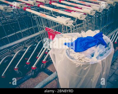 Cremona, Lombardie, Italie - 13 mai 2020 - poubelle et déchets à proximité des chariots à l'extérieur du supermarché, pas de gens Banque D'Images