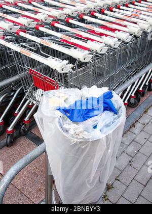 Cremona, Lombardie, Italie - 13 mai 2020 - poubelle et déchets à proximité des chariots à l'extérieur du supermarché, pas de gens Banque D'Images