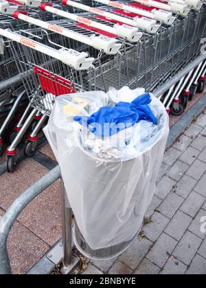 Cremona, Lombardie, Italie - 13 mai 2020 - poubelle et déchets à proximité des chariots à l'extérieur du supermarché, pas de gens Banque D'Images