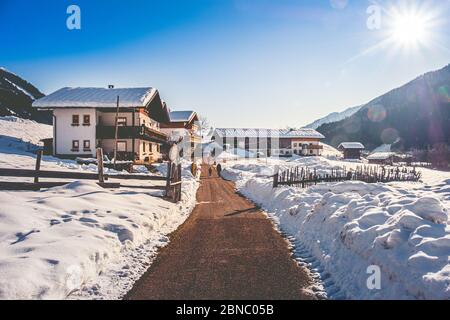 Le matin, le rétroéclairage dans la neige d'hiver - Vipiteno - province de Bolzano - région du Trentin-Haut-Adige - Italie Banque D'Images