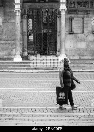 Cremona, Lombardie, Italie - 13 mai 2020 - UN seul passant dans les rues du centre, la vie quotidienne dans le centre-ville dans la deuxième étape de l'enfermement du coronavirus . Banque D'Images