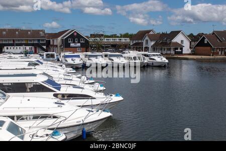 Les bateaux de croisière en cabine sont installés à Loynes Boatyard à Wroxham, car les propriétaires de bateaux privés peuvent maintenant utiliser leurs propres bateaux sur les Norfolk Broads après l'annonce des plans pour faire sortir le pays de l'isolement. Banque D'Images