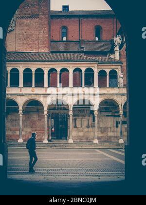 Cremona, Lombardie, Italie - 13 mai 2020 - UN seul passant dans les rues du centre, la vie quotidienne dans le centre-ville dans la deuxième étape de l'enfermement du coronavirus . Banque D'Images