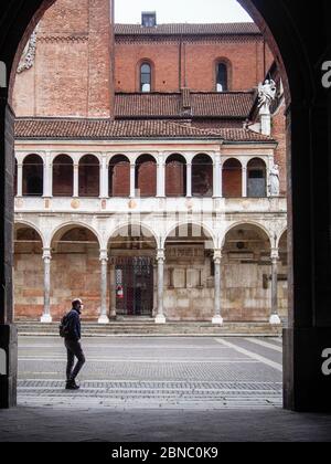 Cremona, Lombardie, Italie - 13 mai 2020 - UN seul passant dans les rues du centre, la vie quotidienne dans le centre-ville dans la deuxième étape de l'enfermement du coronavirus . Banque D'Images