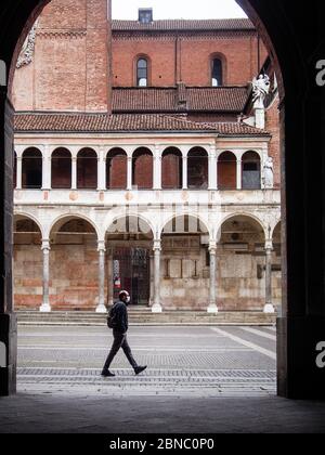 Cremona, Lombardie, Italie - 13 mai 2020 - UN seul passant dans les rues du centre, la vie quotidienne dans le centre-ville dans la deuxième étape de l'enfermement du coronavirus . Banque D'Images