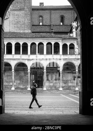 Cremona, Lombardie, Italie - 13 mai 2020 - UN seul passant dans les rues du centre, la vie quotidienne dans le centre-ville dans la deuxième étape de l'enfermement du coronavirus . Banque D'Images