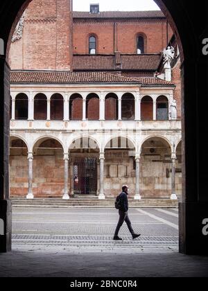 Cremona, Lombardie, Italie - 13 mai 2020 - UN seul passant dans les rues du centre, la vie quotidienne dans le centre-ville dans la deuxième étape de l'enfermement du coronavirus . Banque D'Images