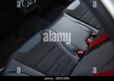 Intérieur en cuir noir d'une voiture de luxe moderne Banque D'Images