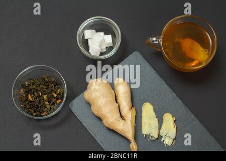 Aliments de remède de santé pour le soulagement du rhume et de la grippe avec le gingembre et le thé sur fond noir. Vue de dessus. Aliments qui stimulent le système immunitaire. Banque D'Images