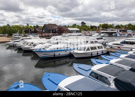 Les bateaux de croisière en cabine sont installés à Loynes Boatyard à Wroxham, car les propriétaires de bateaux privés peuvent maintenant utiliser leurs propres bateaux sur les Norfolk Broads après l'annonce des plans pour faire sortir le pays de l'isolement. Banque D'Images