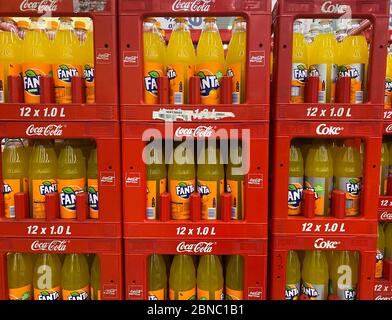 Tönisvorst, Allemagne - mai 14. 2020: Vue sur les cas isolés empilés de Coca Cola Fanta rouge dans le supermarché allemand Banque D'Images