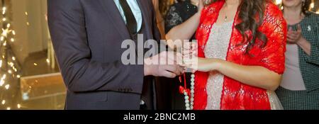 Anneaux d'échange de nouveaux mariés, marié met l'anneau sur la main de la mariée dans le bureau du registre du mariage . Les épouses portent un anneau sur la main de la mariée Banque D'Images