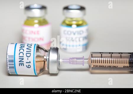 Image conceptuelle d'une aiguille hypodermique insérée dans une bouteille de vaccin avec un médicament utilisé pour le traitement des patients atteints du coronavirus Banque D'Images
