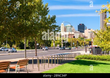 Adélaïde, Australie - 23 février 2020 : rue King William avec voitures et la ville en arrière-plan, vue depuis les jardins de Pennington, par une journée bien remplie Banque D'Images