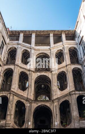 Photo verticale à angle bas du Palazzo Sanfelice à Naples en Italie Banque D'Images