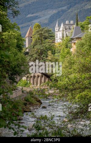 La passerelle en pierre, la plus ancienne passerelle sur la rivière Passer, également appelée « pont romain », sur la promenade Gilf à Merano, Tyrol du Sud, Italie Banque D'Images