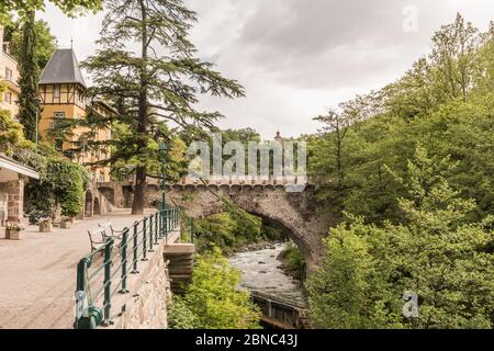 La passerelle en pierre, la plus ancienne passerelle sur la rivière Passer, également appelée « pont romain », sur la promenade Gilf à Merano, Tyrol du Sud, Italie Banque D'Images