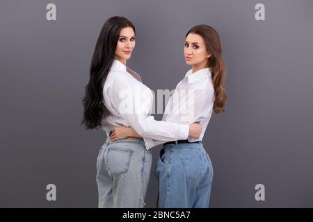 Belles copines deux meilleurs amis s'embrassent Banque D'Images