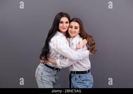 Belles copines deux meilleurs amis s'embrassent Banque D'Images