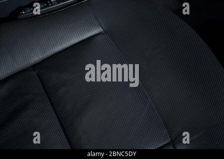 Gros plan sur les sièges en cuir noir des détails d'un sport voiture Banque D'Images