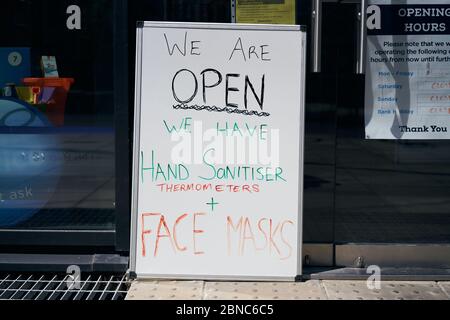 Un panneau écrit à la main à l'extérieur d'une pharmacie à Dublin, Irlande, annonçant des articles pendant la pandémie du coronavirus. Banque D'Images