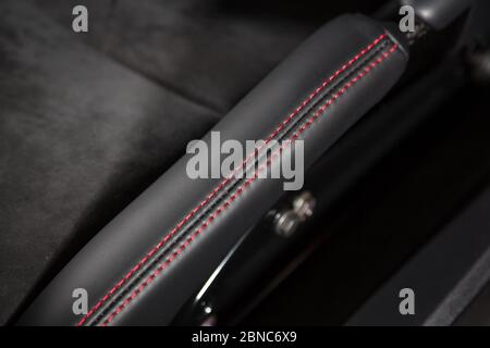 Gros plan sur les détails intérieurs en cuir d'une voiture de luxe sous les feux Banque D'Images