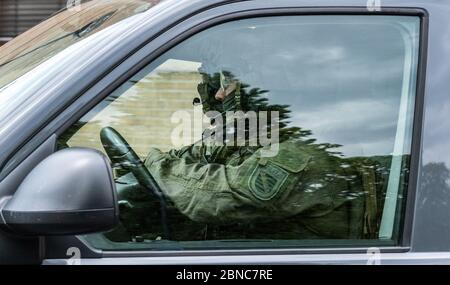 Dresde, Allemagne. 14 mai 2020. Les policiers conduisent dans une colonne hors de la cour intérieure du Centre de justice de Dresde. Après qu'un soldat de la Bundeswehr a trouvé un lieu de cachette pour armes en Saxe, l'homme a été amené aujourd'hui devant un magistrat. L'accusation portée contre l'homme, qui est membre du Commandement des forces spéciales (KSK), constitue une violation de la Loi sur le contrôle des armes de guerre. Crédit : Robert Michael/dpa-Zentralbild/dpa/Alay Live News Banque D'Images