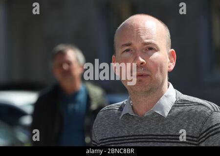 Paul Murphy de la partie de montée parlant à l'extérieur de Leinster House, Dublin. Banque D'Images