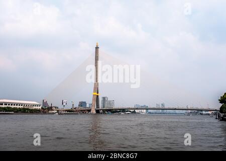 Bangkok / Thaïlande - 28 janvier 2020: Nom de ce pont ' Pont Roi Rama VIII ' le pont est l'icône de la ville de Bangkok Banque D'Images