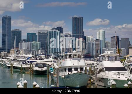 Marina de Rickenbaker sur Key Biscayne en Floride avec les gratte-ciel du centre-ville de Miami. Banque D'Images