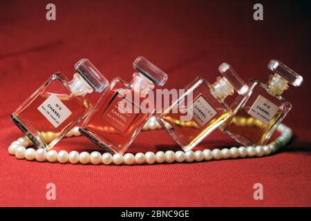 Kolkata, Inde le 13 mai 2020 : flacons de parfum Chanel isolés sur fond rouge. Flacons avec différents produits de parfum Chanel. Banque D'Images