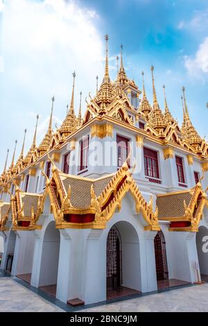 Nom de ce temple ' Loha Prasat ' et le temple connu sous le nom de ' Wat Ratchanatdaram ' dans les populations locales Banque D'Images