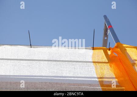 Bâche orange-blanche, échafaudage, chantier de construction, façade de maison, ancien bâtiment, Allemagne, Europe Banque D'Images