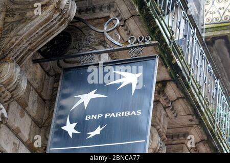 Bordeaux , Aquitaine / France - 05 12 2020 : logo BNP Paribas panneau de bureau noir extérieur de marque bureau de la banque française de paris Banque D'Images