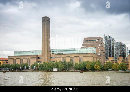 Londres, Royaume-Uni - 30 septembre 2019 : Musée moderne de Tate et jardin moderne de Tate vu de la Tamise Banque D'Images